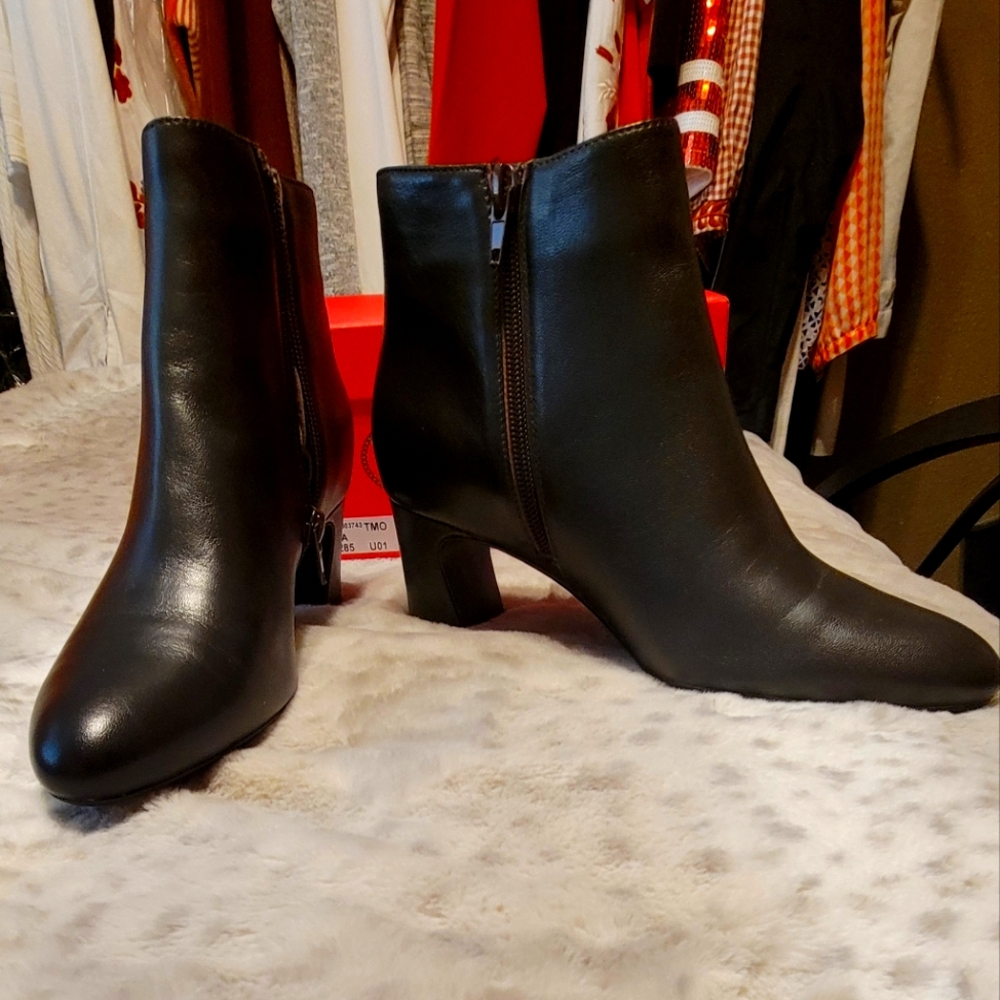 DescriptionLeather boot with a sculpted heel.FeaturesBootRound ToeSculpted